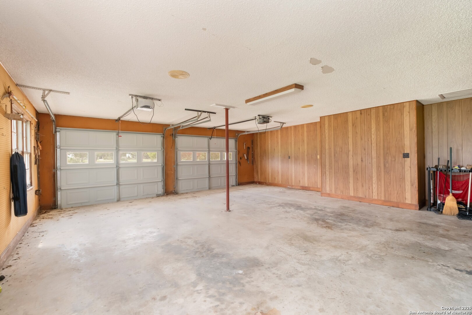 1221 Pieper Road New Braunfels, TX 78130 - Photo 34 of 43 a view of a garage