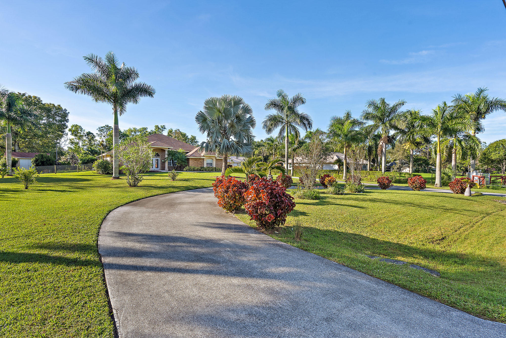 10344 154th Road North Jupiter, FL 33478 - Photo 4 of 50 Circular driveway