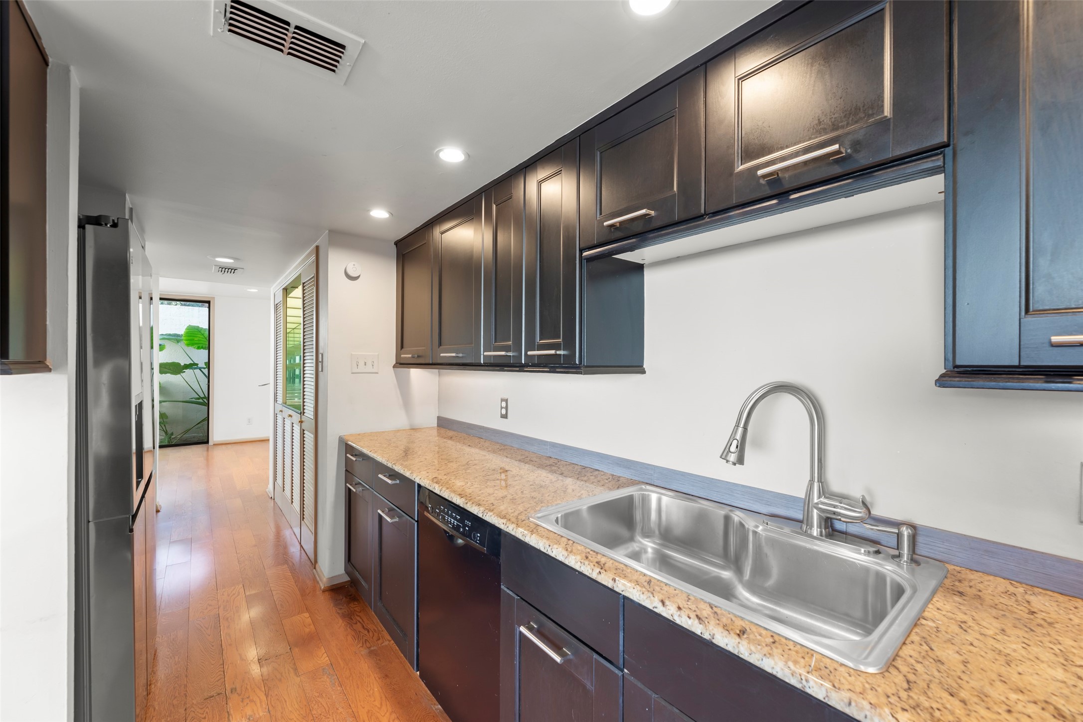1201 Autrey Street Houston, TX 77006 - Photo 13 of 47 Granite counters in the kitchen