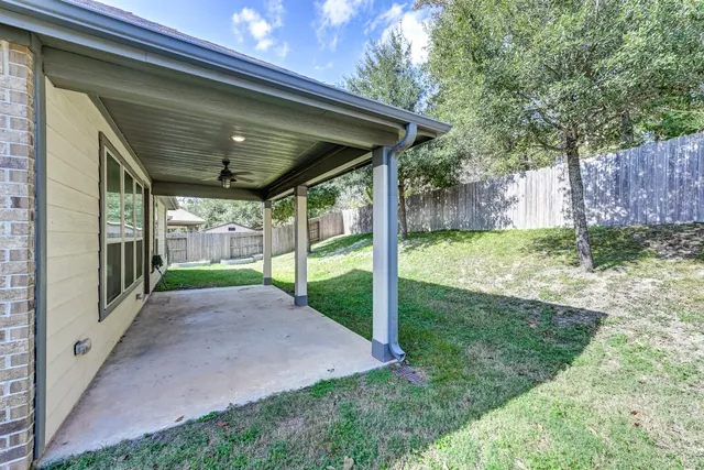 a view of a back yard