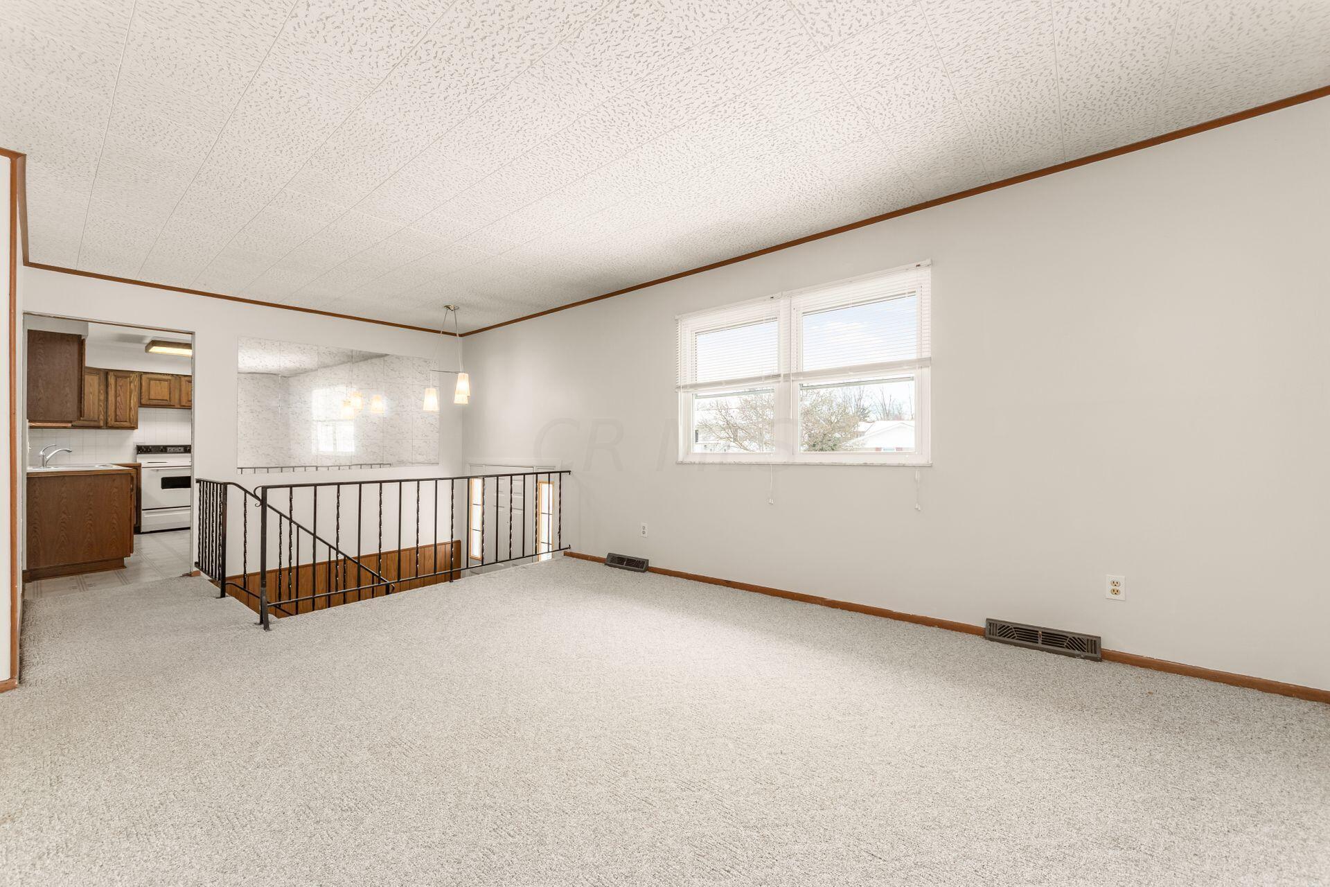 6520 Faircrest Road Columbus, OH 43229 - Photo 6 of 34 011_938_6520 Faircrest Rd-008