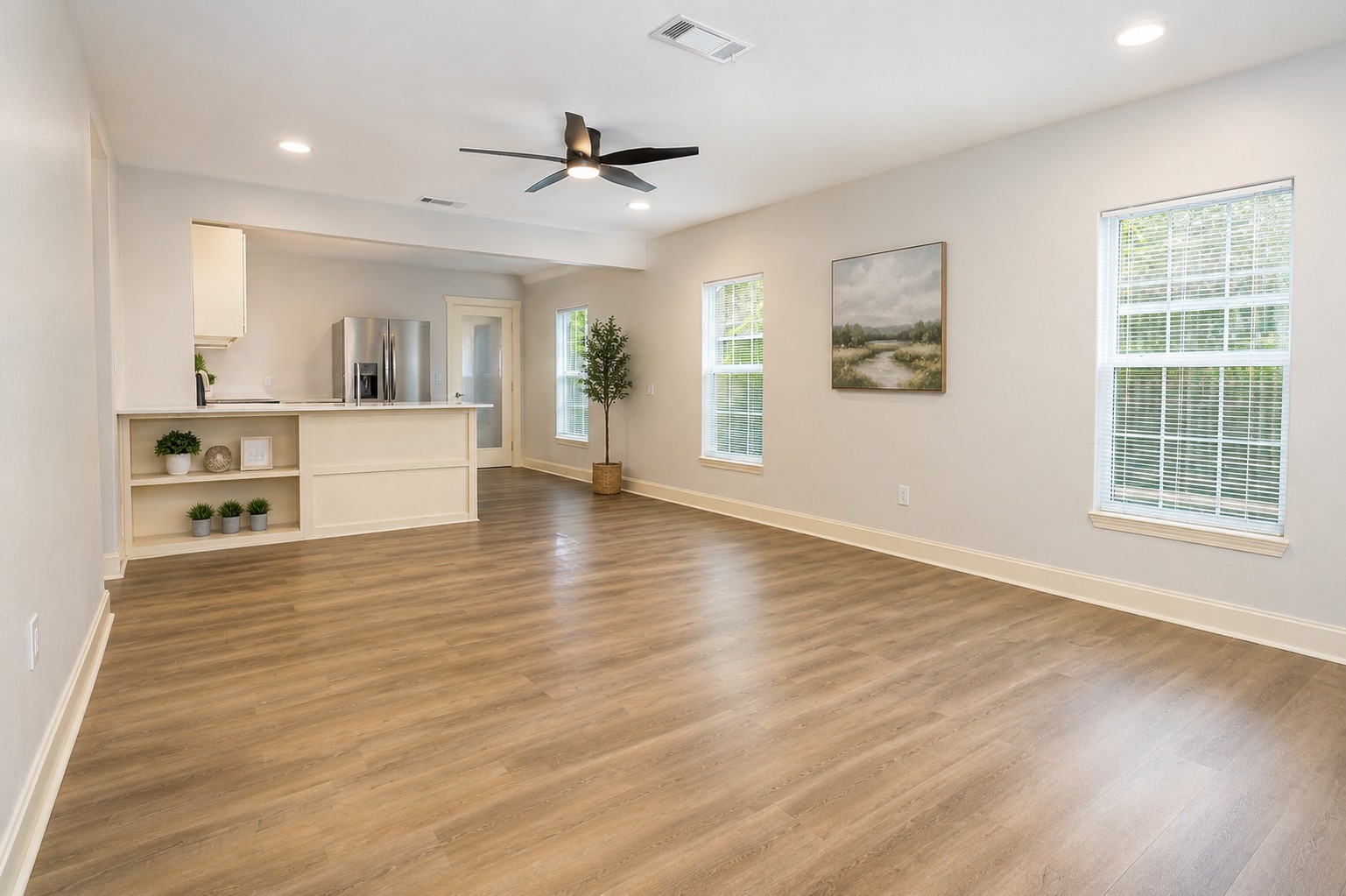 1011 North Valderas Street Angleton, TX 77515 - Photo 3 of 14 Livingroom