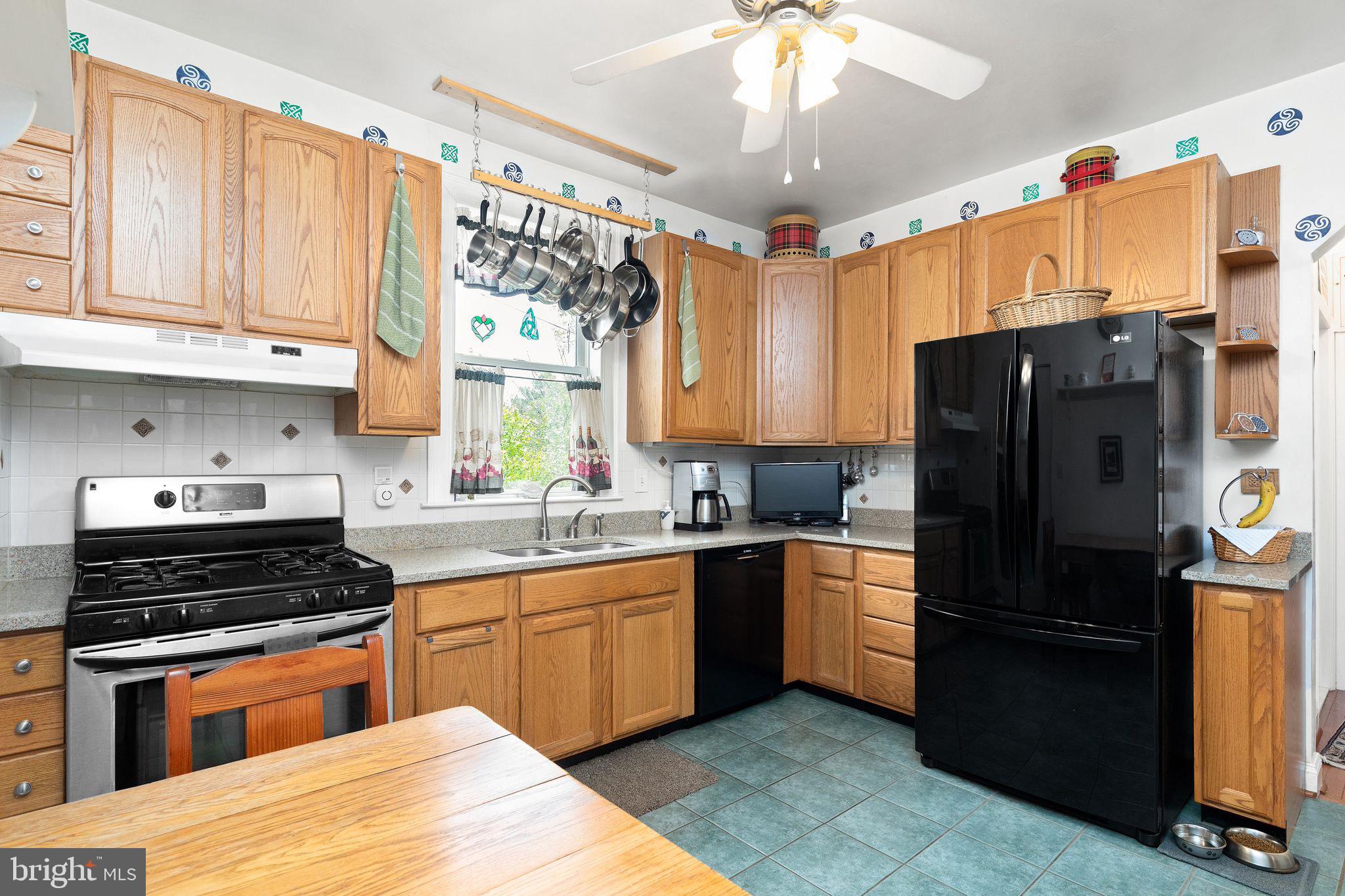 915 Arran Road Baltimore, MD 21239 - Photo 14 of 54 Eat-in kitchen