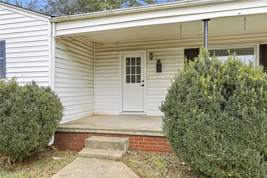 613 Beckner Street Lexington, NC 27292 - Photo 6 of 38 Front Porch