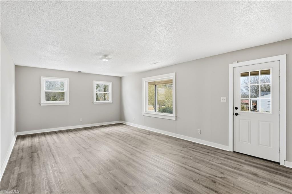 613 Beckner Street Lexington, NC 27292 - Photo 9 of 38 Living Room