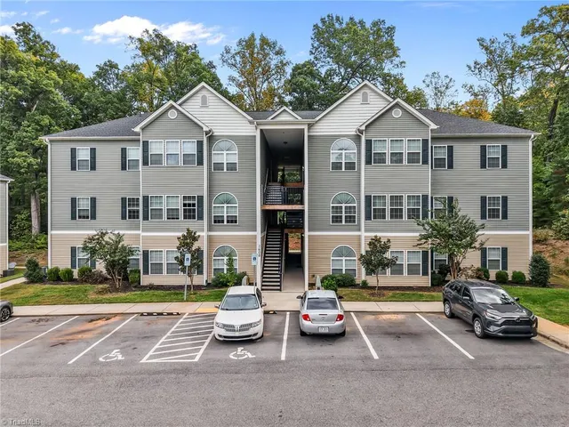 $184,999 | 2608 Pennoak Lane, Unit L, Greensboro, NC 27407