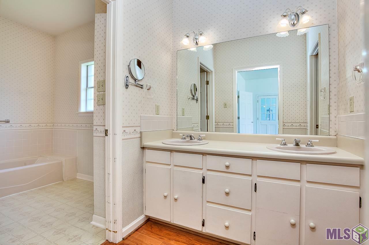 4937 Parkhurst Drive Baton Rouge, LA 70816 - Photo 4 of 13
