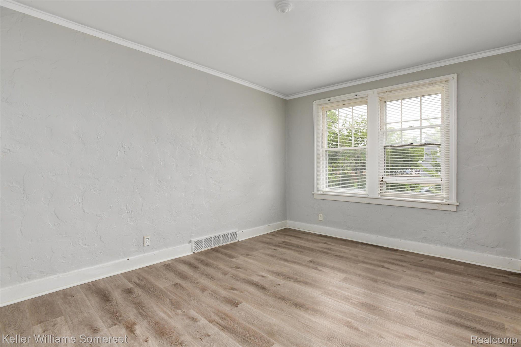 1069 Eaton Road Berkley, MI 48072 - Photo 8 of 33