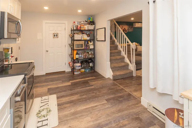 a view of entryway and kitchen