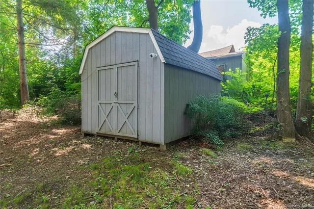 a picture of a wall with a white wall