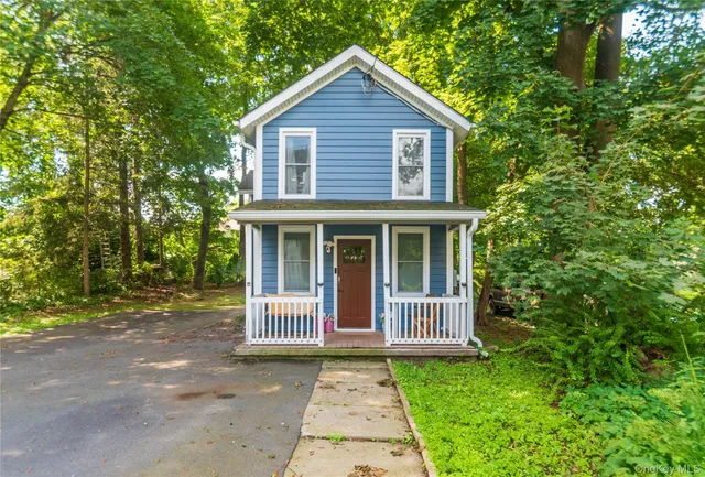 a view of front of a house with a yard
