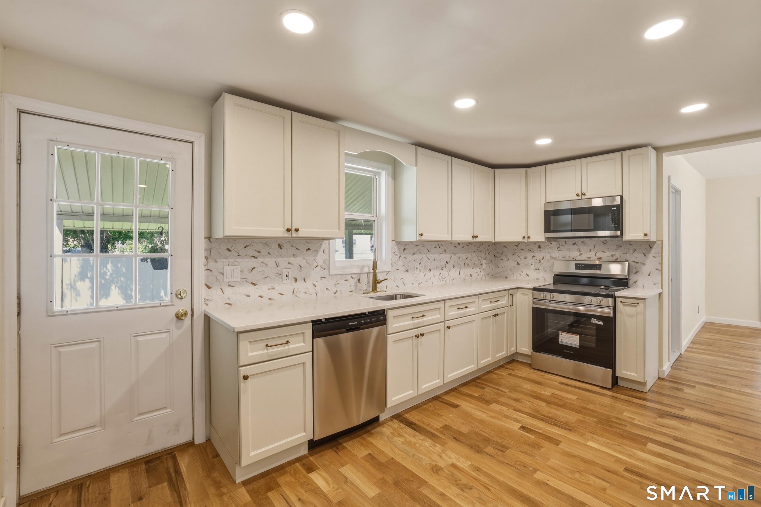 461 Mountain Road Newington, CT 06111 - Photo 3 of 21