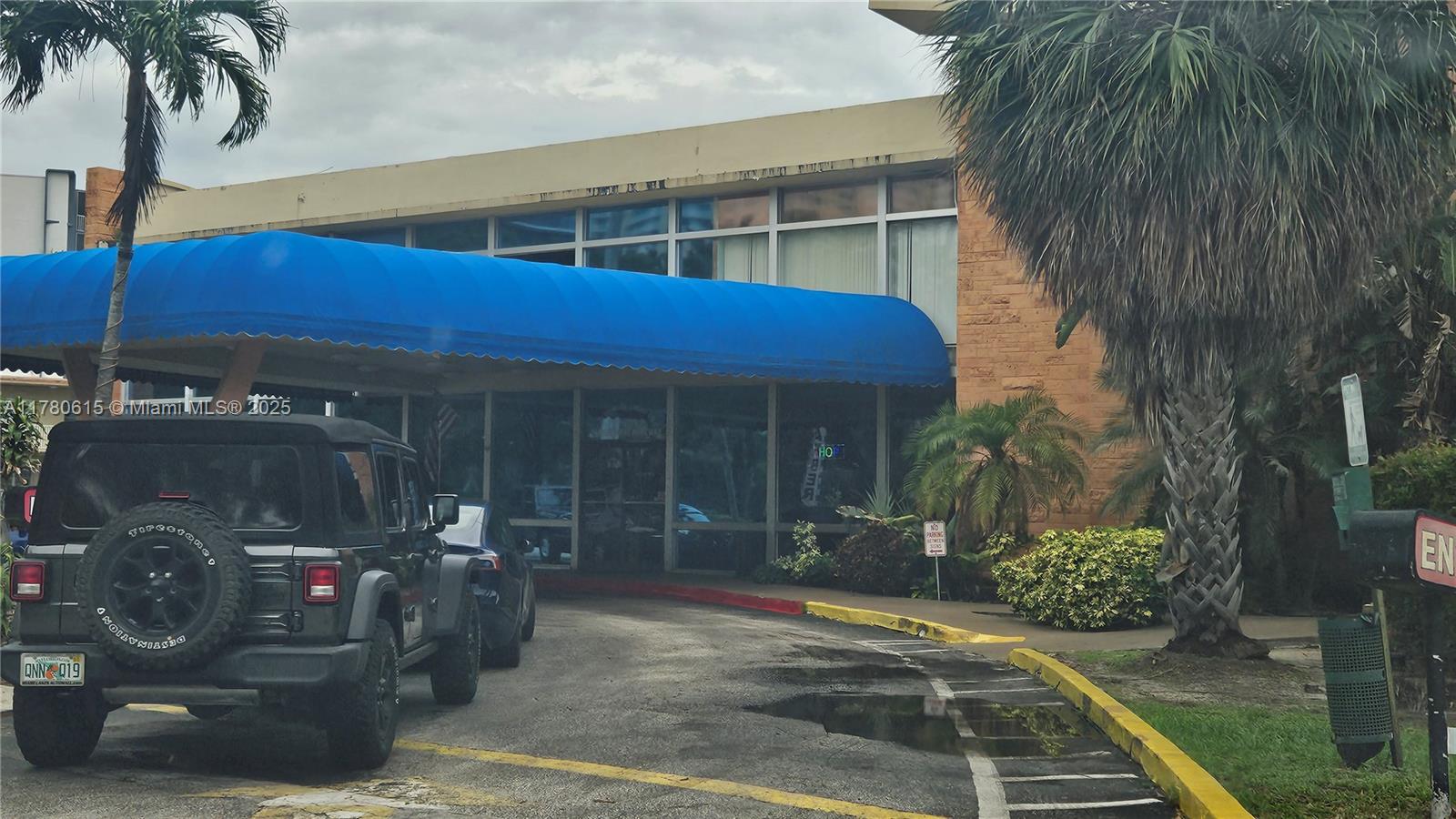 26 Diplomat Parkway, Unit 2259 Hallandale Beach, FL 33009 - Photo 3 of 10 a view of a house with backyard and sitting area
