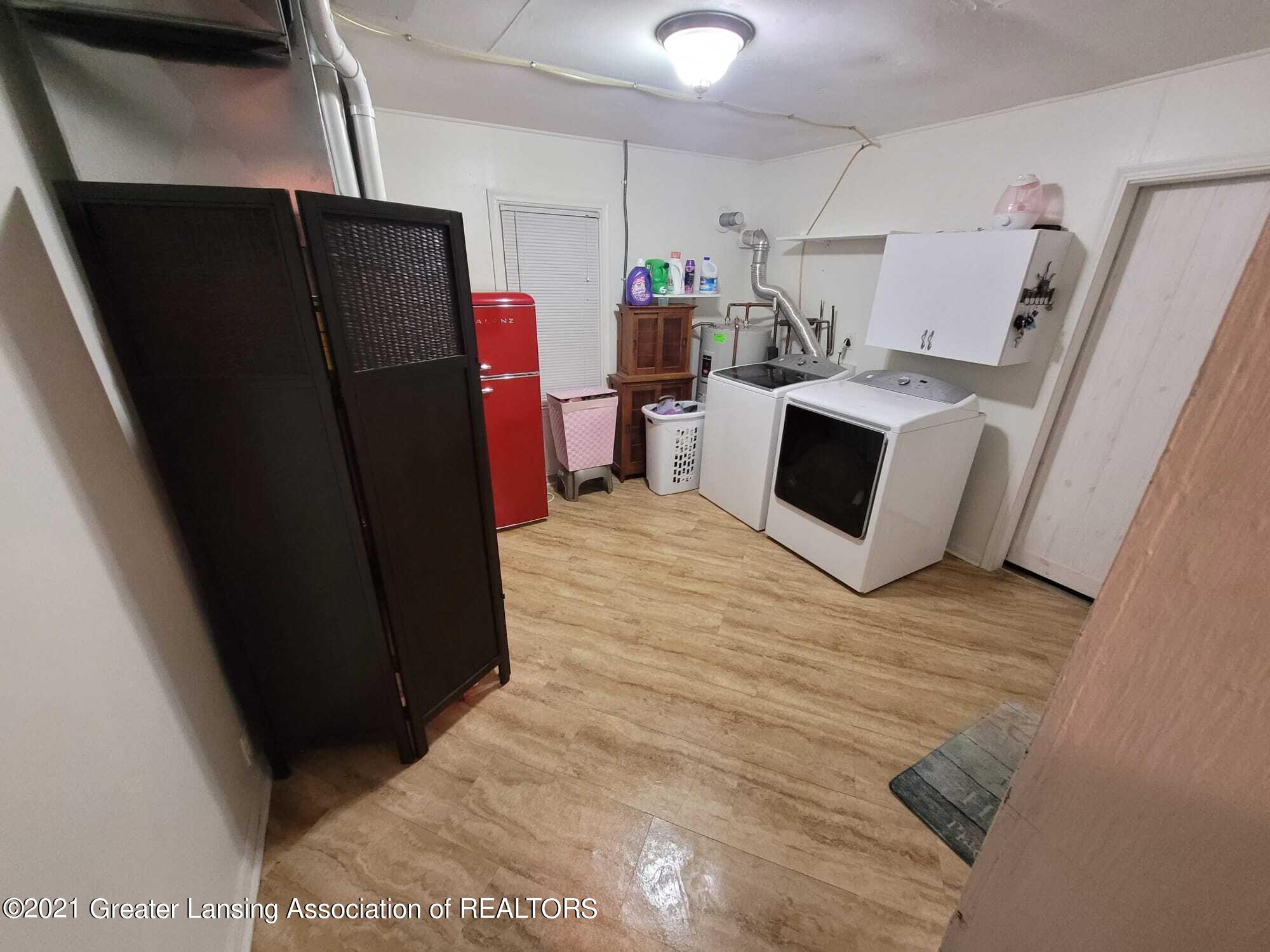 6433 Sommerset Road Lansing, MI 48911 - Photo 17 of 38 Laundry room