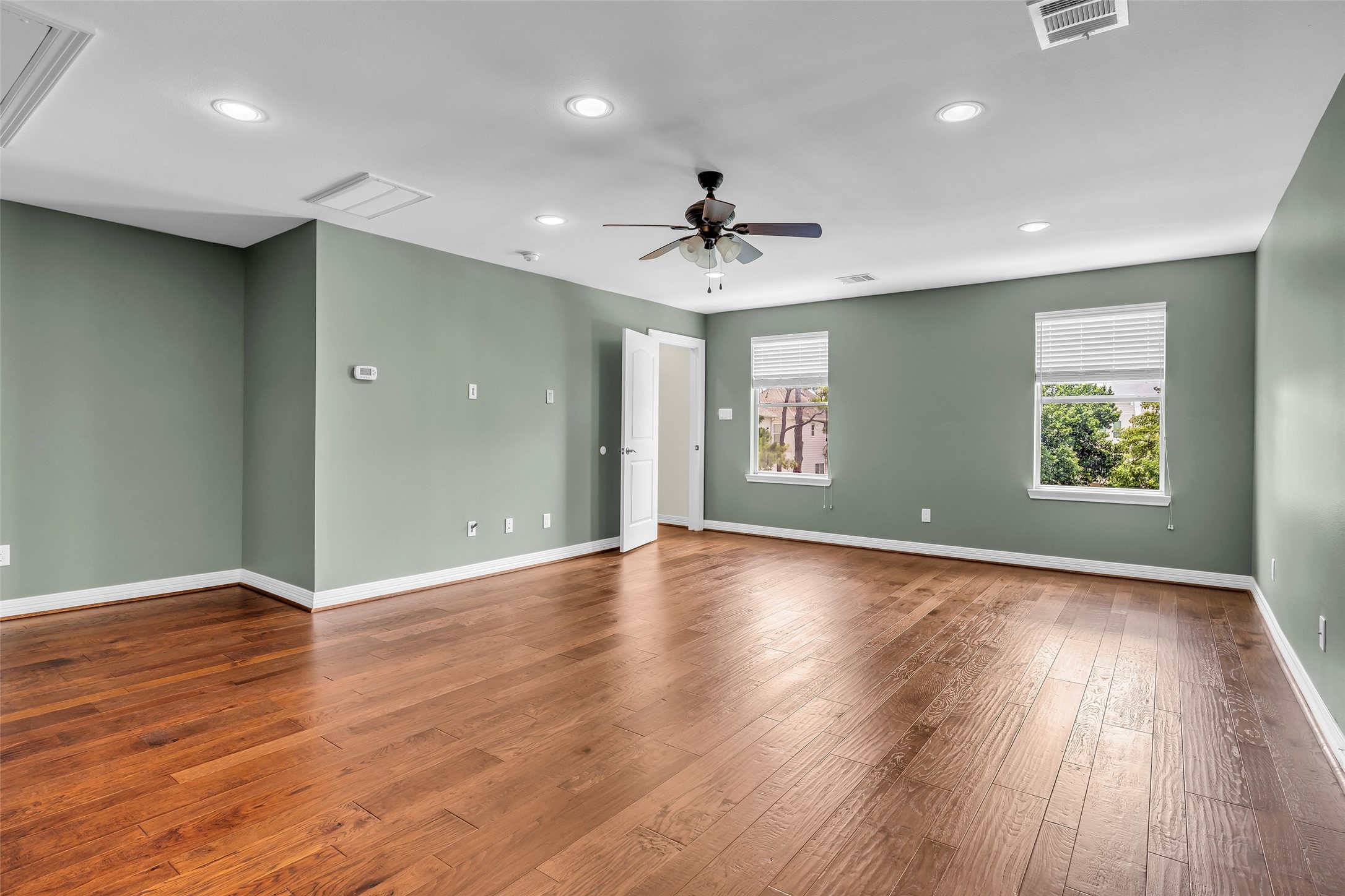 1423 Colorado Street Houston, TX 77007 - Photo 21 of 28 Spacious third-floor room offers a flexible layout that can be adapted for a variety of uses, depending on your needs and lifestyle.