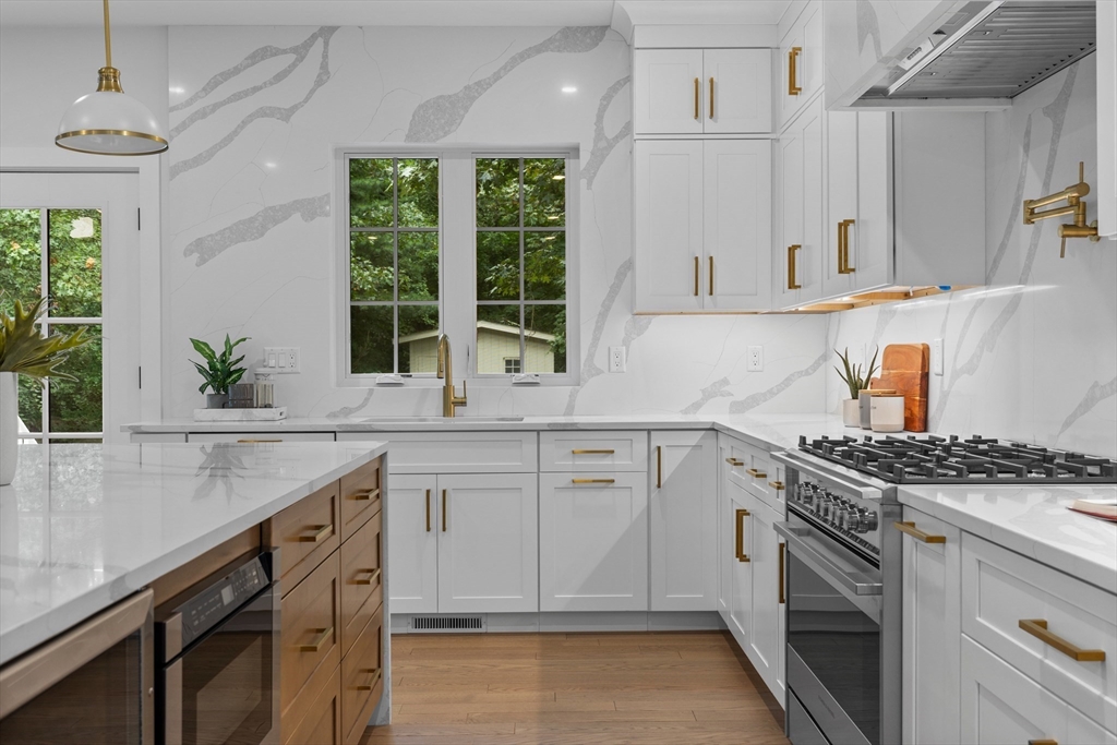 33 Smith Road Hingham, MA 02043 - Photo 4 of 37