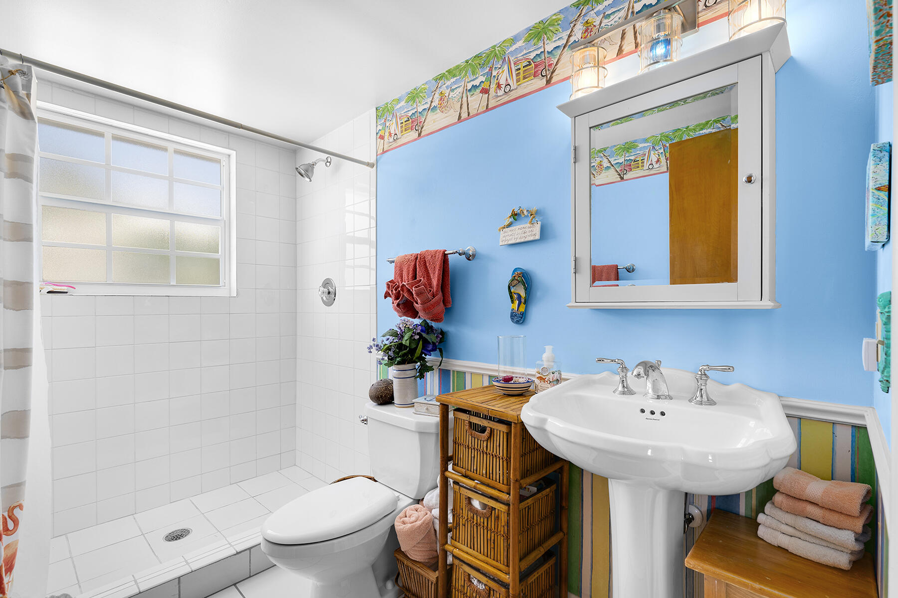 81 Mutiny Place Key Largo, FL 33037 - Photo 39 of 93 Guest bath with pedestal sink