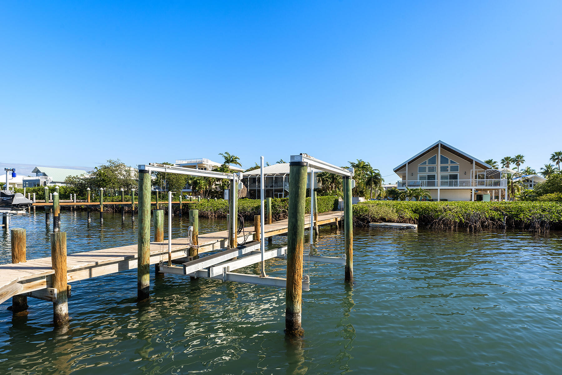 81 Mutiny Place Key Largo, FL 33037 - Photo 61 of 93 Boat lift