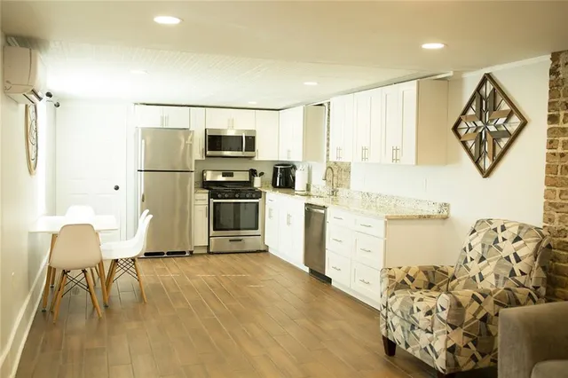 $1,250 | 800 Valence Street, Unit A, New Orleans, LA 70115