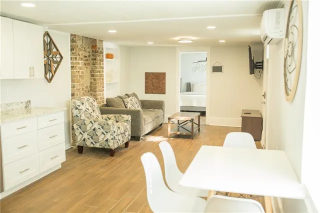 $1,250 | 800 Valence Street, Unit A, New Orleans, LA 70115