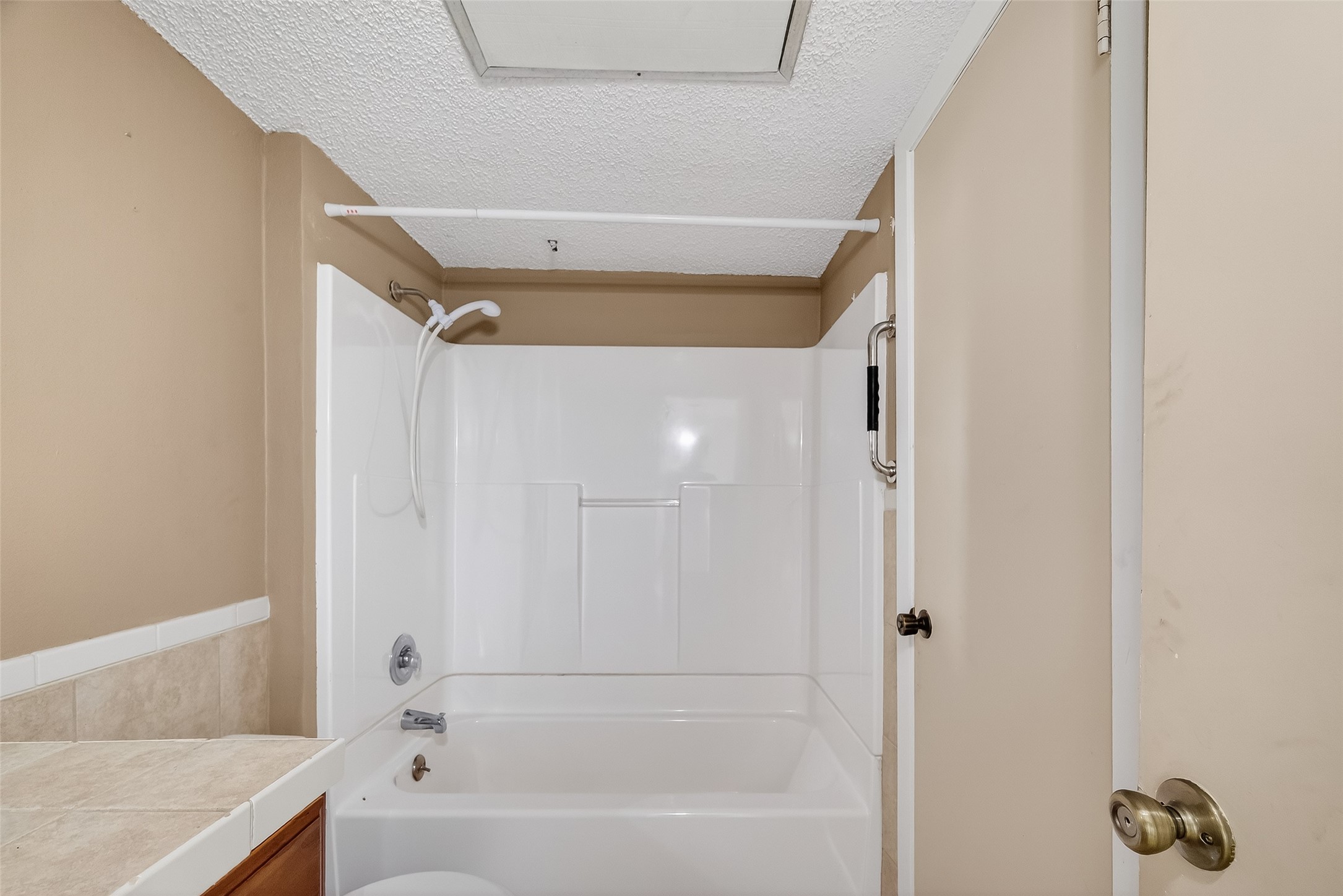 1505 Ward Road, Unit 214 Baytown, TX 77520 - Photo 18 of 33 Hall Bath