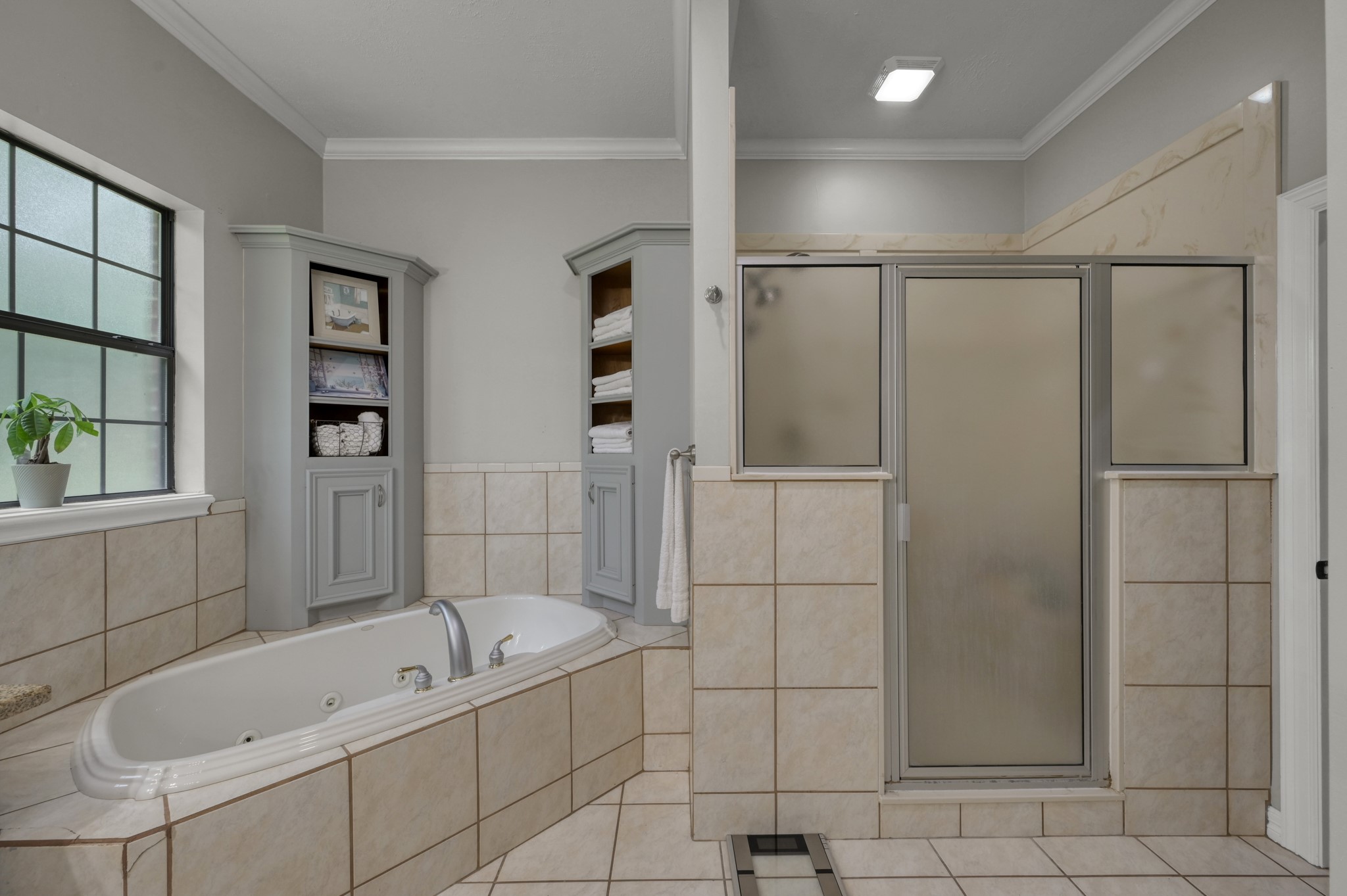 910 Commons Way Court Huffman, TX 77336 - Photo 18 of 49 Primary bathroom