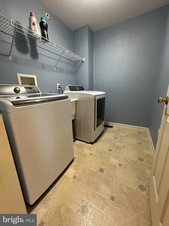 a view of an empty room with window and ceiling fan