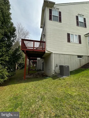 a view of a house with backyard