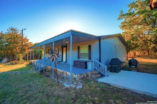 a view of a house with backyard