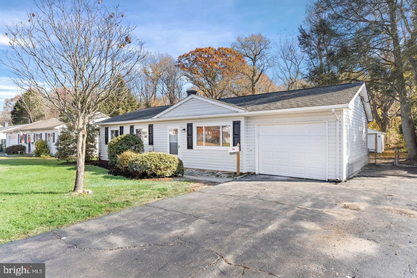 107 Anderson Road Newark, DE 19713 - Photo 1 of 11 a front view of a house with garden
