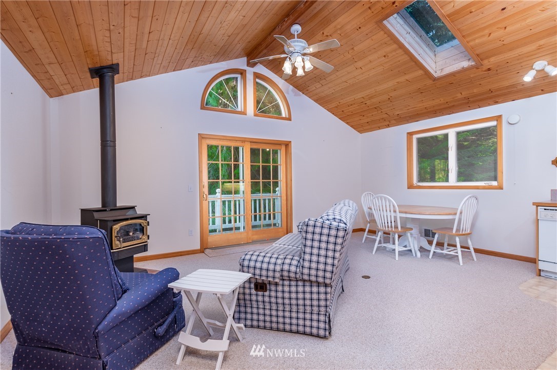 5101 East Harbor Road Freeland, WA 98249 - Photo 3 of 24 a view of a livingroom with furniture
