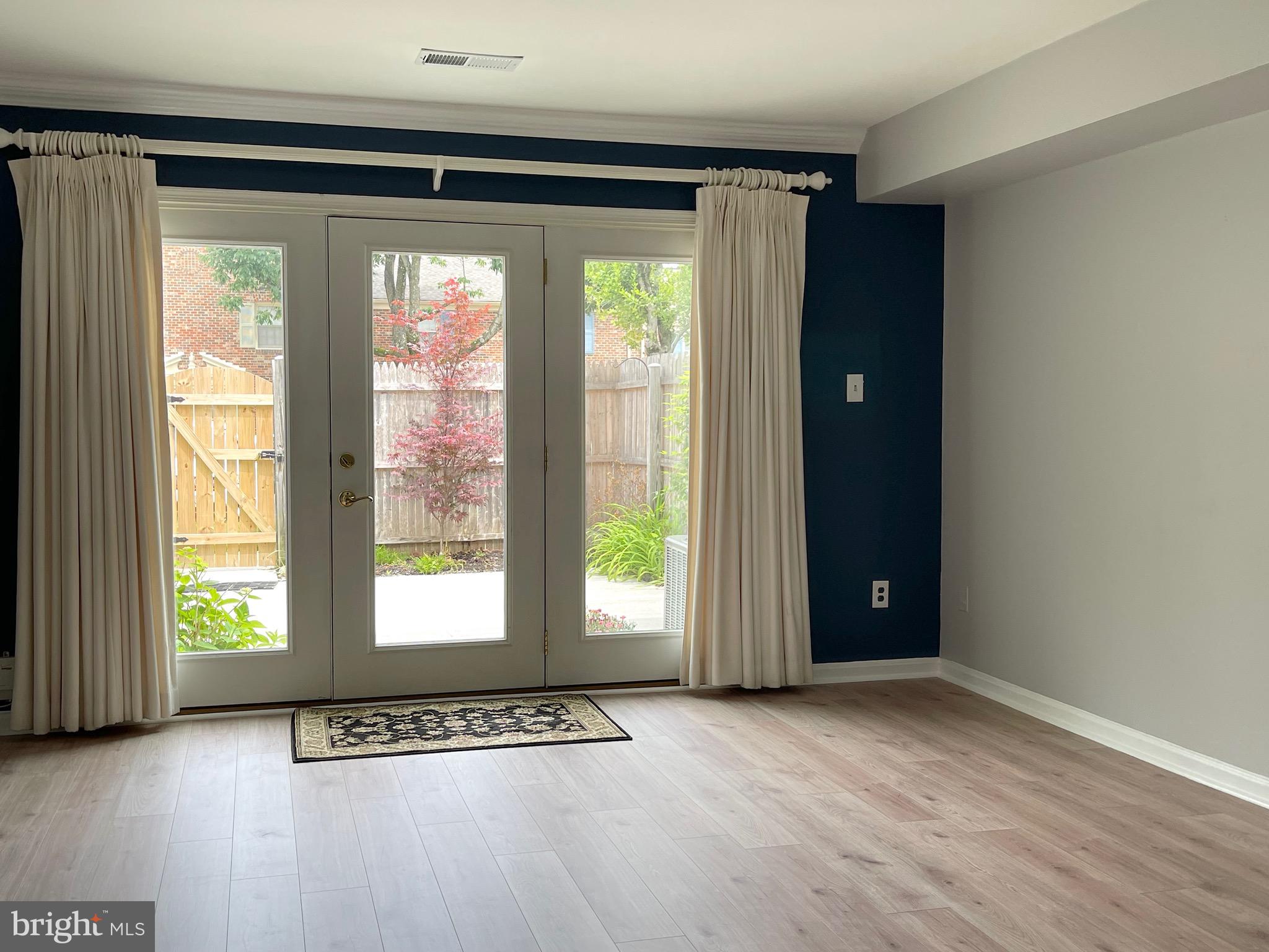8546 Forrester Boulevard, Unit 880 Springfield, VA 22152 - Photo 4 of 12 Living area
