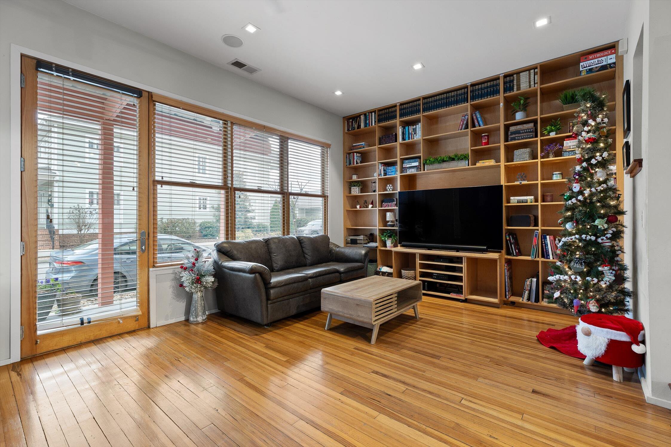 244 West 18th Street Chattanooga, TN 37408 - Photo 6 of 46 Living Room