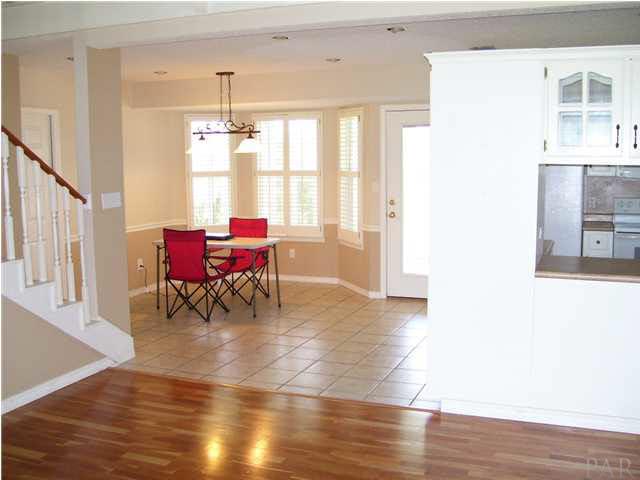 EAT IN KITCHEN NOOK AREA,TILE FLOOR,LOTS OF WINDOWS,DOOR TO BACK DECK