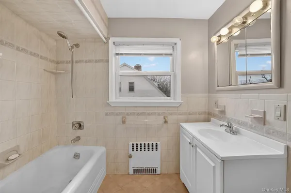 $3,700 | 4 Amackassin Terrace, Unit 3, Yonkers, NY 10703
