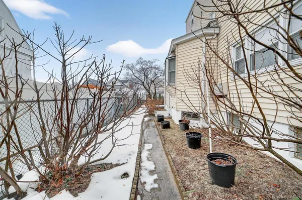 $3,700 | 4 Amackassin Terrace, Unit 3, Yonkers, NY 10703
