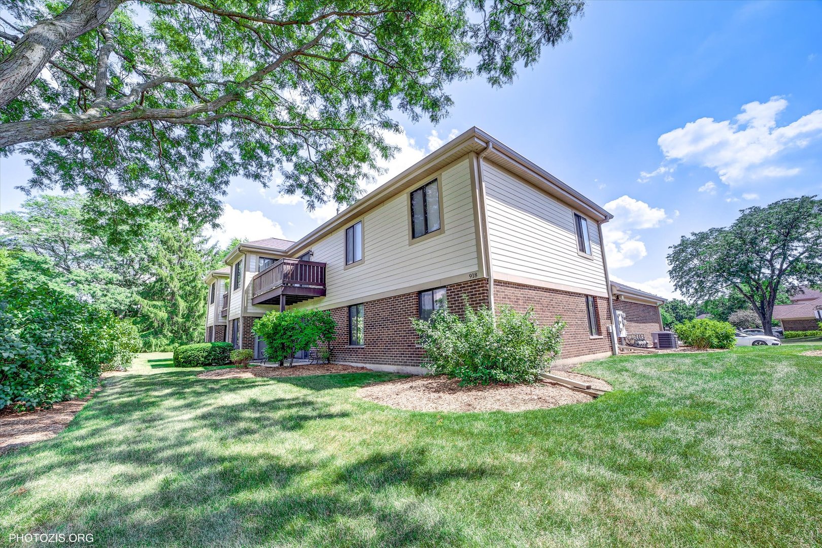 918 East Kings Row, Unit 1 Palatine, IL 60074 - Photo 19 of 23 a backyard of a house with plants and large tree