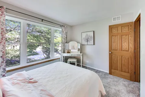 $749,900 | 845 Saugatuck Trail, Vernon Hills, IL 60061