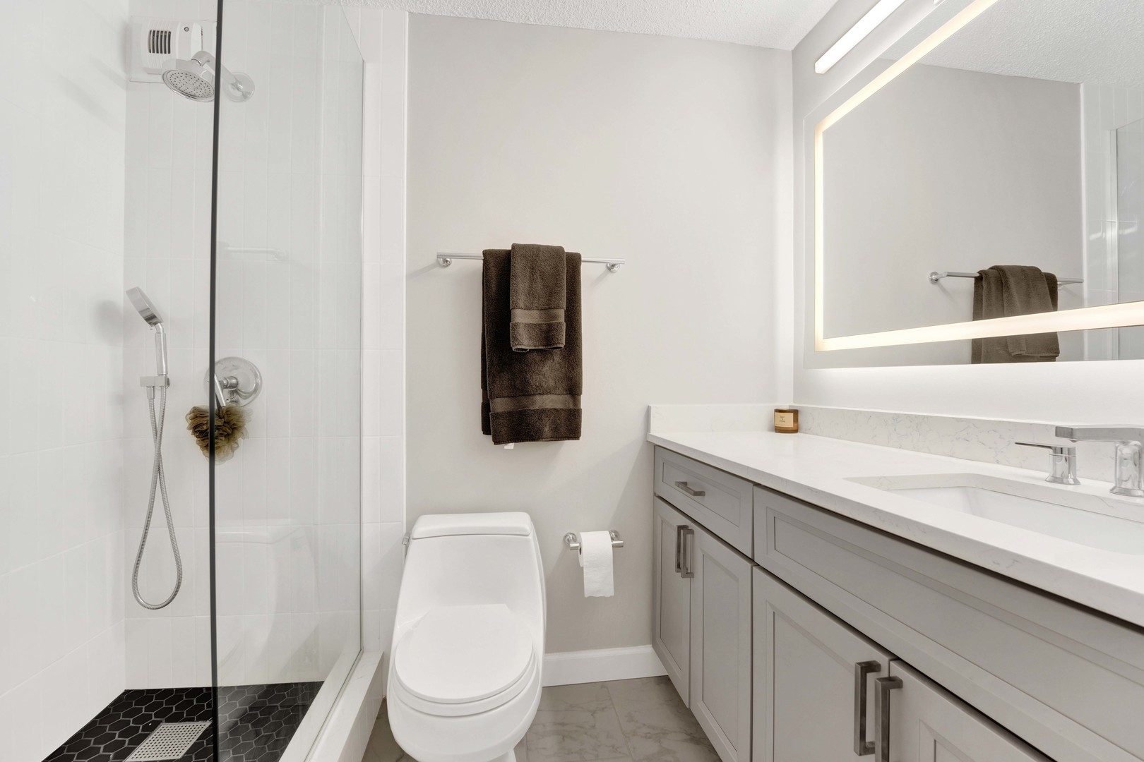 405 North Wabash Avenue, Unit 2614 Chicago, IL 60611 - Photo 5 of 22 a bathroom with a toilet sink and mirror