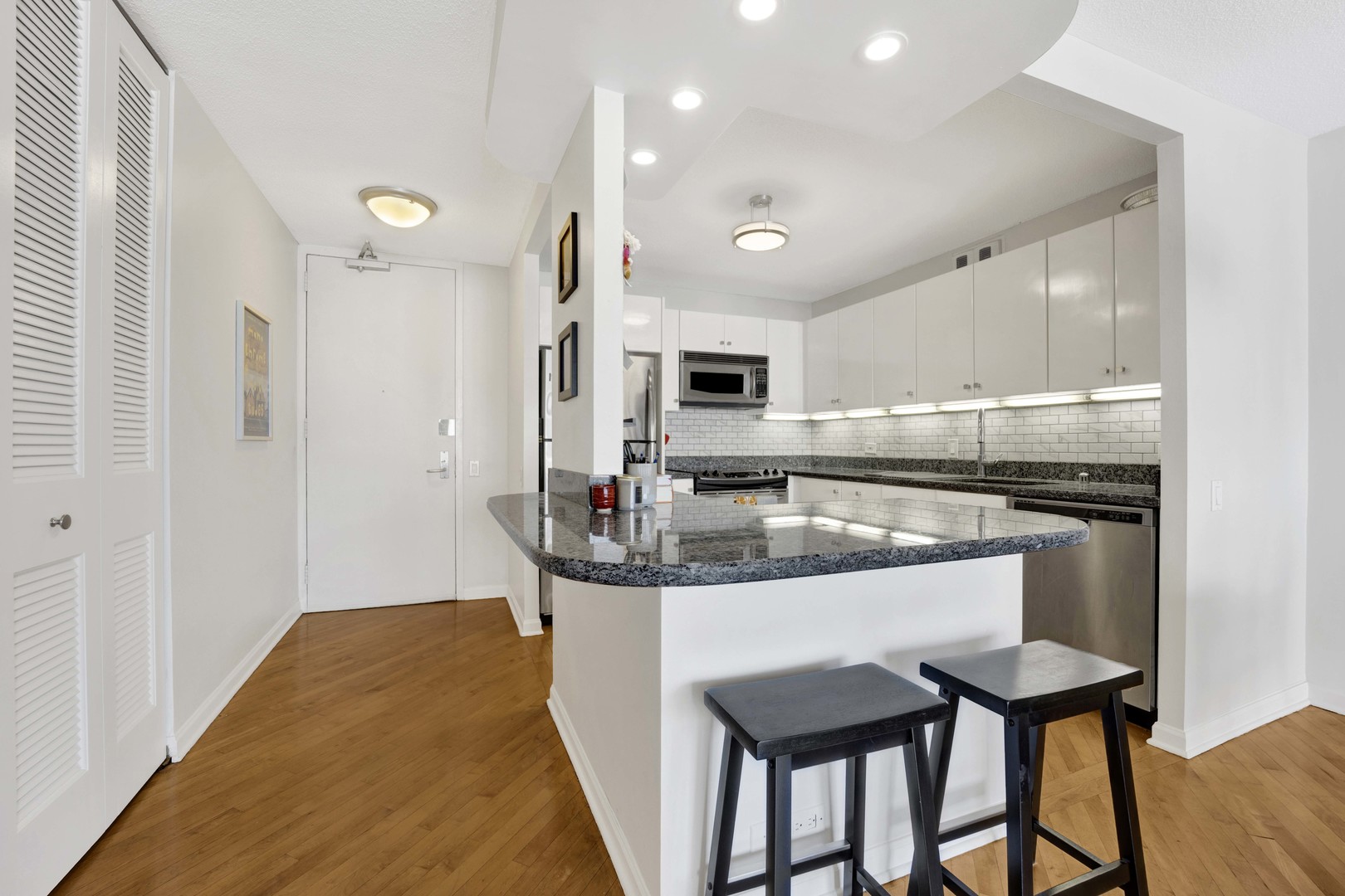 405 North Wabash Avenue, Unit 2614 Chicago, IL 60611 - Photo 10 of 22 a kitchen with kitchen island a sink table and chairs