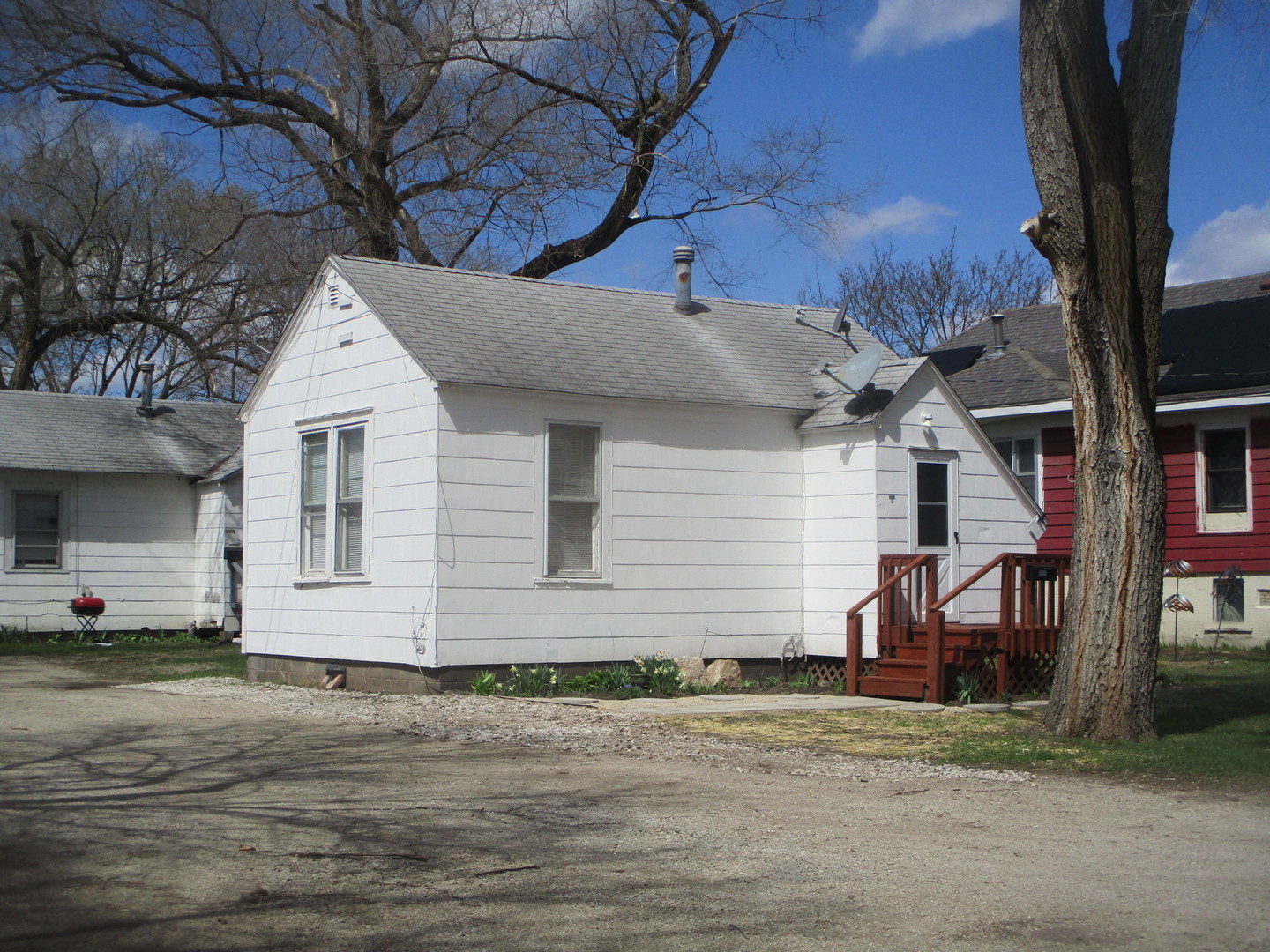 1517 Pine Street Ottawa, IL 61350 - Photo 1 of 4 a view of a house with a patio