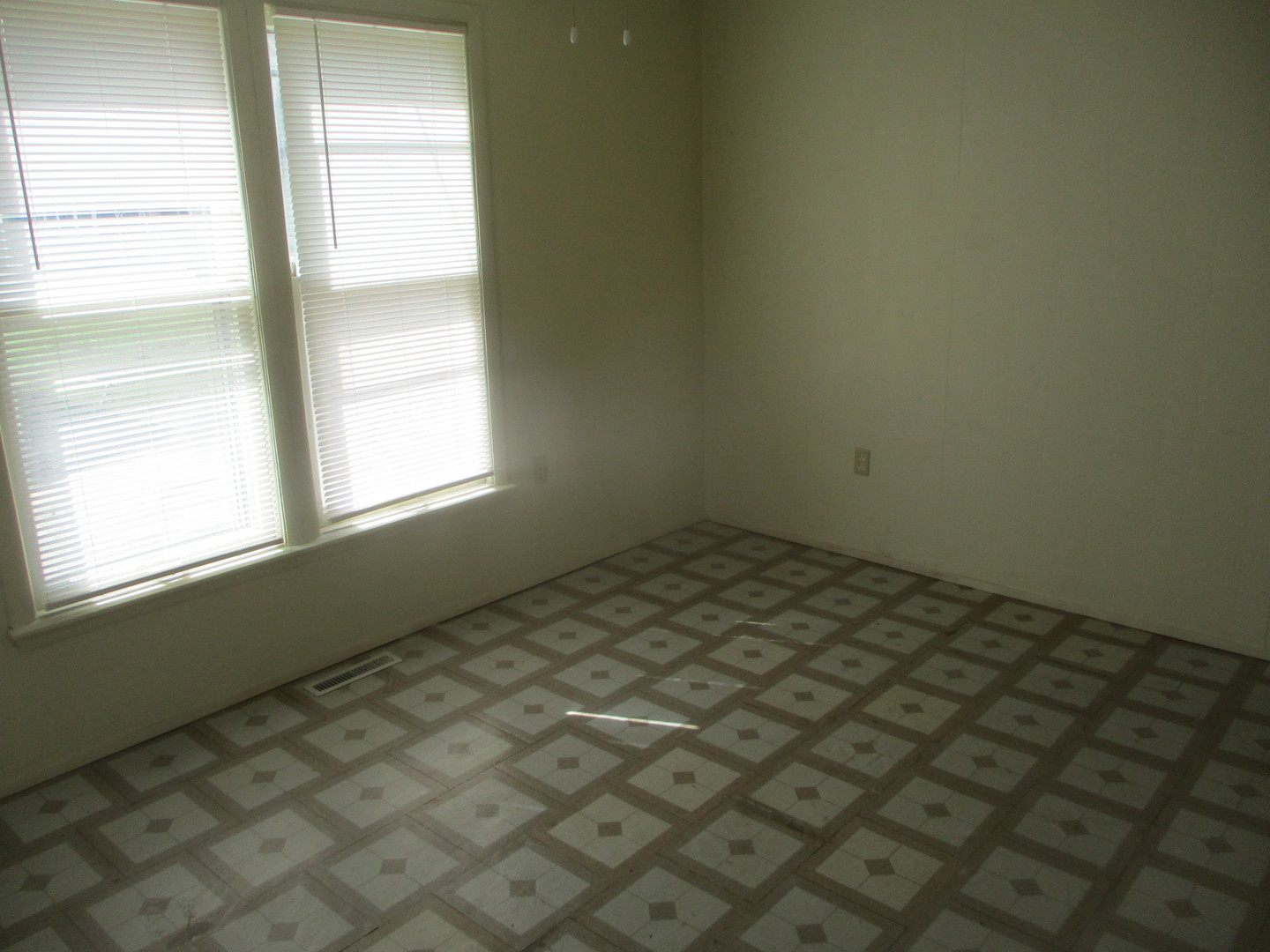 1517 Pine Street Ottawa, IL 61350 - Photo 3 of 4 an empty room with a window
