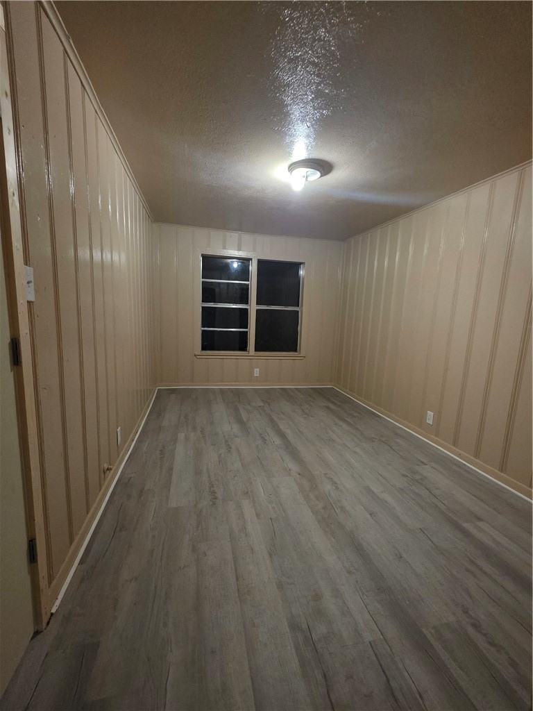 408 North Live Oak Street Mathis, TX 78368 - Photo 7 of 7 en empty room with wooden floor and window