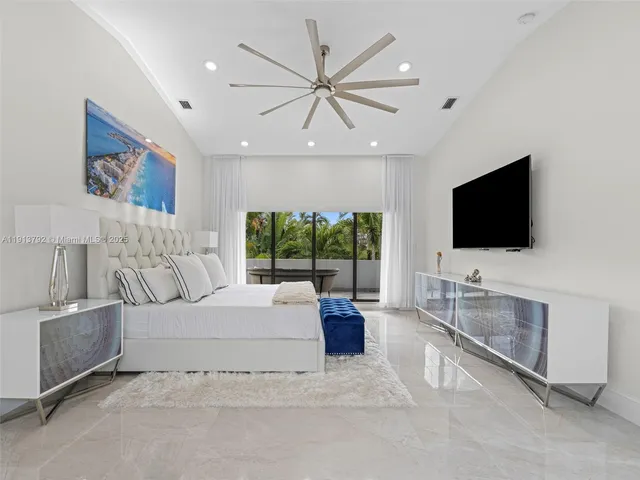 $7,299,000 | 6180 Pine Tree Drive, Miami Beach, FL 33140