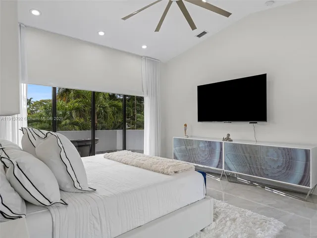 $7,299,000 | 6180 Pine Tree Drive, Miami Beach, FL 33140