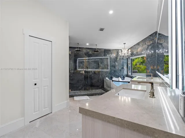 $7,299,000 | 6180 Pine Tree Drive, Miami Beach, FL 33140