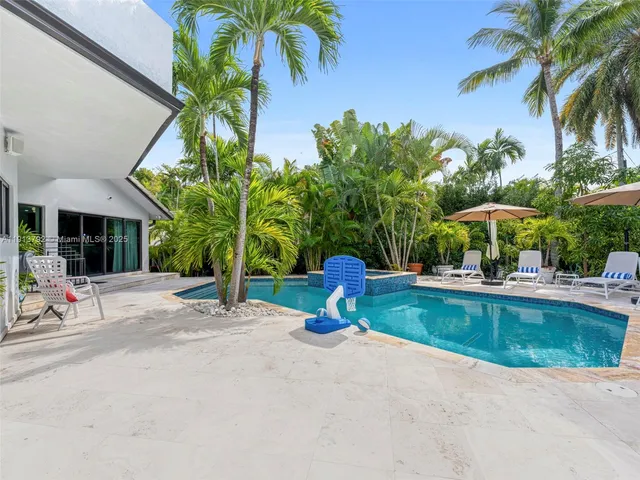 $7,299,000 | 6180 Pine Tree Drive, Miami Beach, FL 33140