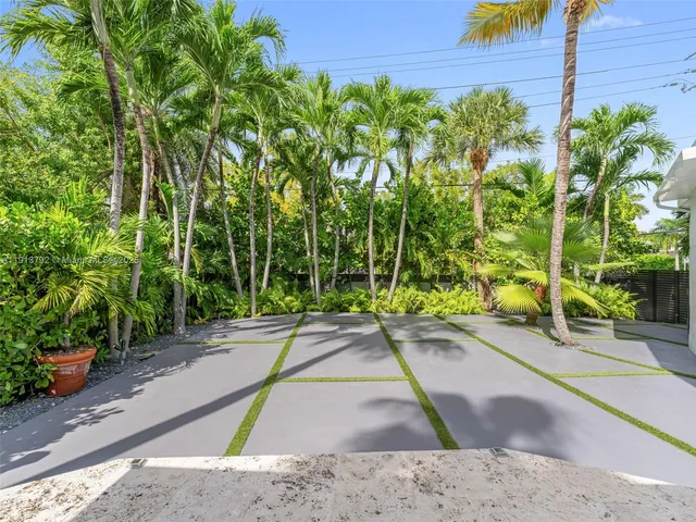 $7,299,000 | 6180 Pine Tree Drive, Miami Beach, FL 33140
