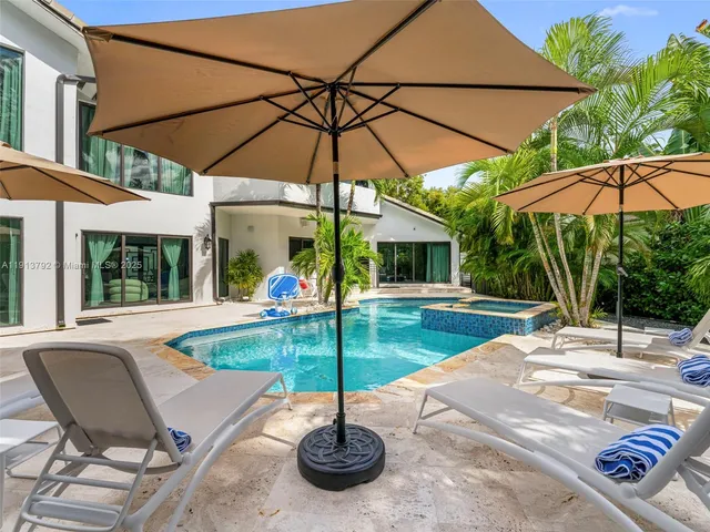 $7,299,000 | 6180 Pine Tree Drive, Miami Beach, FL 33140