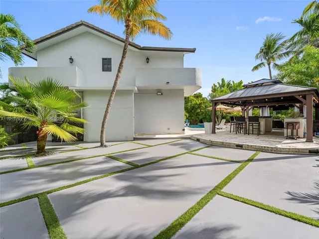 $7,299,000 | 6180 Pine Tree Drive, Miami Beach, FL 33140